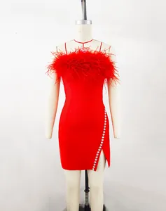 Rotes schulterfreies Partykleid mit Federbesatz und Strass-Schlitz-Details
