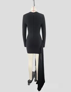 Vista trasera del vestido bandage negro de manga larga con elegante detalle de gasa caída