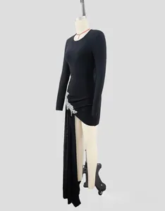 Vista detallada del vestido vintage francés negro con flor de diamante y tul negro