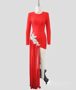 Elegante vestido bandage rojo de manga larga con bordado floral y drapeado de malla