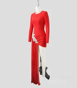 Elegante vestido de noche rojo de manga larga con aplique floral y cola lateral de gasa