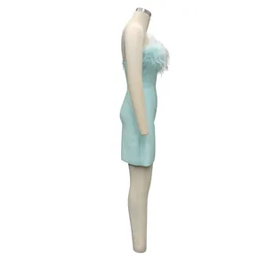 Hellblaues schulterfreies Mini-Kleid mit Federn, Seitenansicht auf einer Schaufensterpuppe.