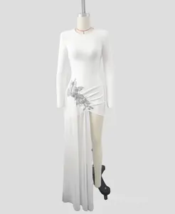 Detalle de vestido bandage blanco de manga larga con adorno floral de lentejuelas plateadas