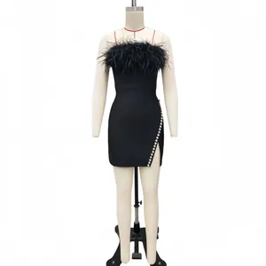 Elegantes schwarzes Cocktailkleid mit Federn und Strass-Seitenschlitz auf Schaufensterpuppe
