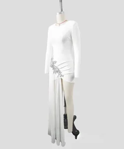 Detalle de vestido vendaje blanco de manga larga con adornos florales de lentejuelas