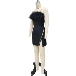 Schwarzes figurbetontes Minikleid mit Federbesatz und Strass-Seitenschlitz-Detail