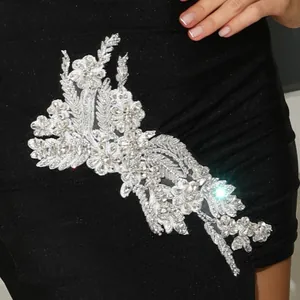 Exquisito aplique floral plateado en un vestido de noche de vendaje negro con lentejuelas