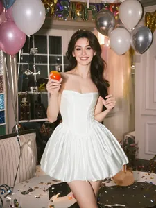 Elegante abito a sbuffo bianco con corsetto a spina di pesce per feste di compleanno