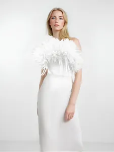 Vestido de noche blanco ajustado elegante con flores 3D para bodas y fiestas.