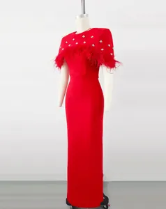 Vestido de noche bandage rojo con plumas de avestruz y adornos de pedrería brillante
