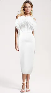 Vista completa del elegante vestido bandage blanco con un detalle floral único en el busto