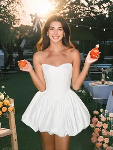 Elegante abito a sbuffo bianco con corsetto ideale per festa di compleanno in giardino