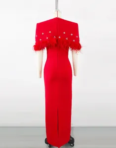 Vestido bandage rojo con capa de plumas de avestruz y pedrería espalda fiesta