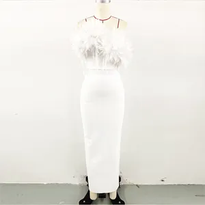 Detalle de los elegantes adornos florales 3D en un vestido de noche bandage blanco fiesta