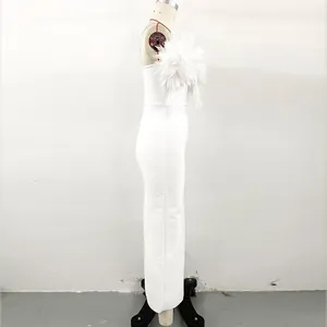 Vista de perfil de un elegante vestido bandage blanco ajustado con adorno floral