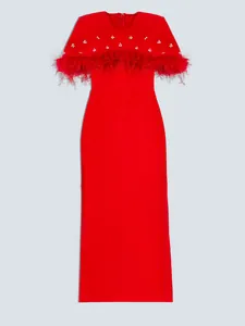 Detalle de vestido de noche rojo con plumas de avestruz y adornos de pedrería