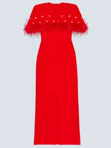 Elegante vestido de noche rojo con adornos de plumas de avestruz y capa de strass