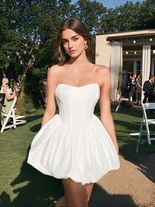 Vista dettagliata di un elegante abito bianco a fascia a palloncino per feste.