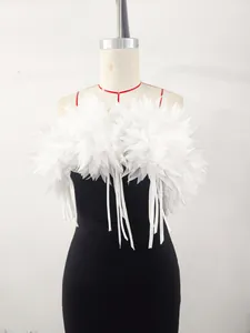 Detalle del aplique floral blanco texturizado en un elegante vestido de gala.