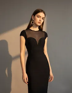Elegante vestido de tubo negro estilo Hepburn con diseño de retazos de malla transparente fina