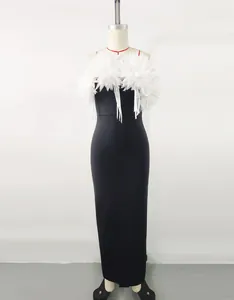 Vista detallada del gran aplique floral blanco en este elegante vestido de fiesta negro