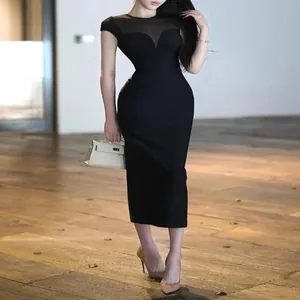 Detalle de vestido lápiz negro estilo Hepburn con escote de malla transparente