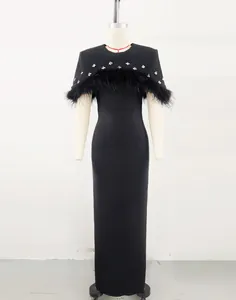 Elegante vestido de noche negro con capa de plumas de avestruz y brillantes strass
