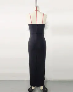 Elegante vestido largo bandage negro ajustado vista trasera con adorno de plumas