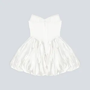 Vista posteriore di un abito bianco a palloncino senza spalline con gonna in raso