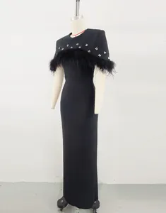 Detalle del vestido bandage negro con ribete de plumas de avestruz y brillantes de strass.