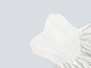 Dettaglio ravvicinato di un abito da festa bianco senza spalline con corpino e gonna satin