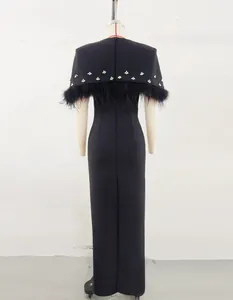Vista trasera del vestido largo bandage negro con una capa de plumas de avestruz