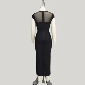 Detalle trasero de un elegante vestido lápiz negro con malla y cremallera posterior.