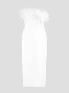 Detalle de un elegante vestido bandage blanco con decoración de flores en 3D en la zona del busto