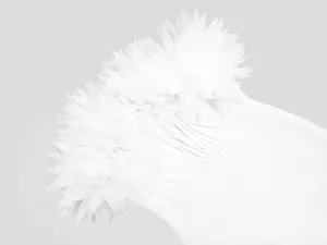 Primer plano de vestido bandage blanco con elegantes detalles de flores en 3D