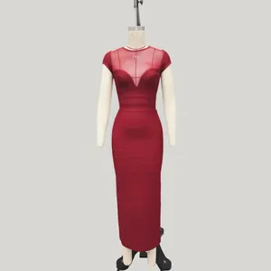 Detalle de un elegante vestido lápiz burdeos con parches de malla transparente