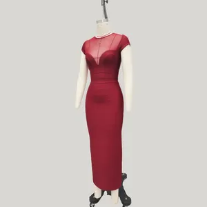 Vista detallada de un elegante vestido lápiz bandage rojo con retazos de malla para mujer