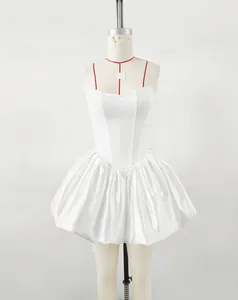 Vista dettagliata di un mini abito a corsetto bianco a sbuffo su un manichino