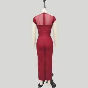 Vista trasera detallada de un vestido lápiz bandage rojo con panel de malla superior