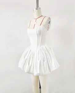 Elegante abito a corsetto bianco corto a sbuffo in vista laterale su manichino