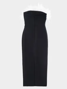 Vista detallada de la espalda de un elegante vestido midi negro con flecos de plumas.
