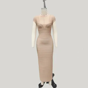Vista frontal de un elegante vestido de tubo bandage beige ajustado en un maniquí
