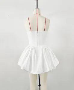 Vista posteriore di un vestito a sbuffo bianco con spalline rosse