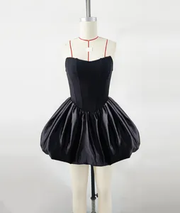 Vista dettagliata frontale di abito nero a fascia con corsetto e gonna a palloncino
