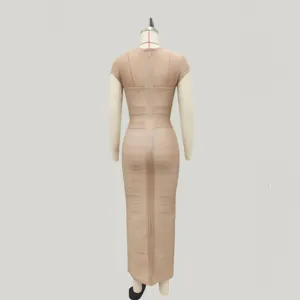 Vista trasera de elegante vestido bandage beige ajustado con paneles de malla y cremallera atrás.