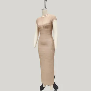 Elegante vestido beige ajustado con cintura alta y silueta de lápiz en maniquí