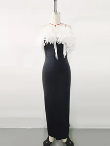Elegante vestido de noche bandage negro con detalles de pétalos de flores blancas en maniquí