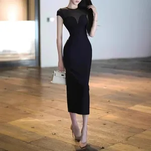 Elegante vestido de tubo negro estilo Hepburn con escote de malla y ajuste ceñido