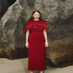 Elegante vestido de noche bandage rojo con capa de plumas de avestruz y strass