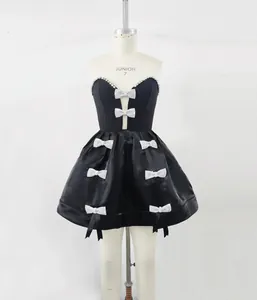 Elegante zwarte mini-partyjurk met sprankelende strass-strikken op een mannequin